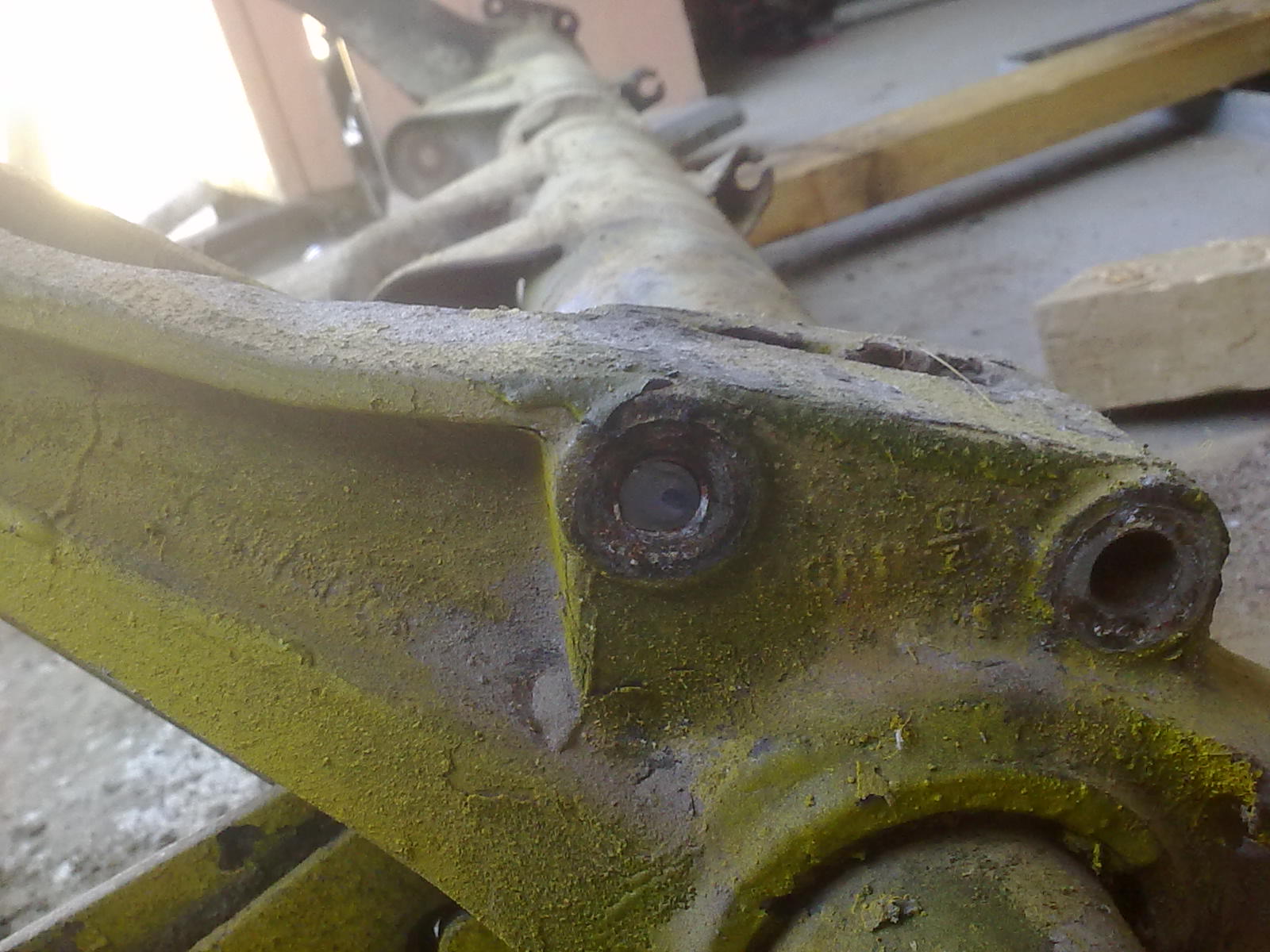 болт высверлил и алюминевый кронштейн снял