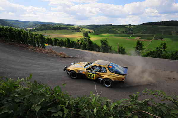 qlow-600px-Porsche_924_GTS_-_2008_Rallye_Deutschland.jpg