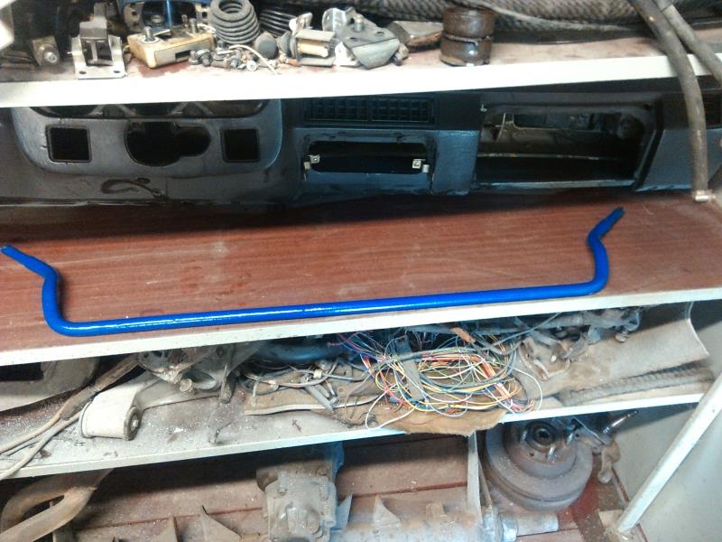 Покрашенный передний стабилизатор. Слой краски получился основательным, так что, видимо, при насаживании втулок будут проблемы с ЛКП, подкрасим потом.