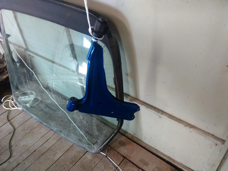 Покрашенный первым слоем рычаг, второй - такой же