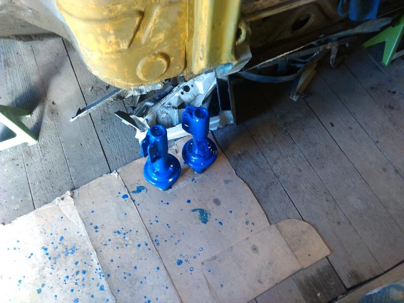 Покрашенные третьим слоем стойки