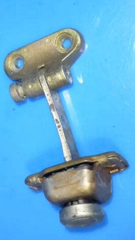 Всем привет ! Ищу фиксатор открывания двери водительский. Или они одинаковые